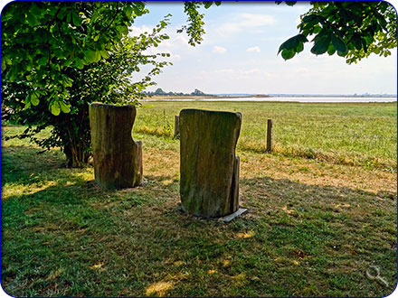 Holzsessel mit Blick auf das Meer