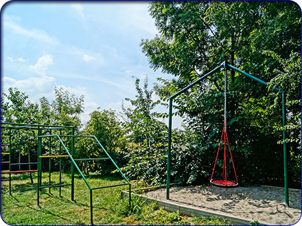 Tischtennisplatte, Klettergerüst und Riesenrad-Schaukel