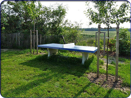 Tischtennisplatte auf dem Gelände von Haus Mertinat