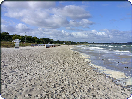 Der lange Sandstrand des Ostseebads Boltenhagen