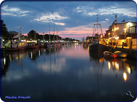 Der alte Strom in Warnemünde in der Abenddämmerung